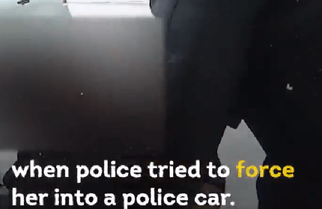 Przerażający film! Policjanci siłą pakują 9-latkę do radiowozu, psikając jej gazem po oczach