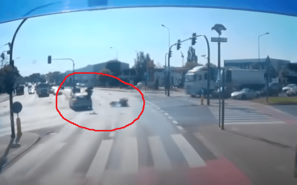 Groźby wypadek w Poznaniu! Samochód wjechał w motocykl WIDEO