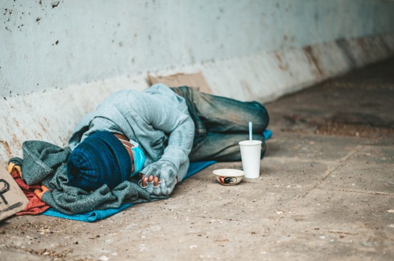 Afera z maseczkami dla bezdomnych w Niemczech. “Długi łańcuch błędów” ministra zdrowia