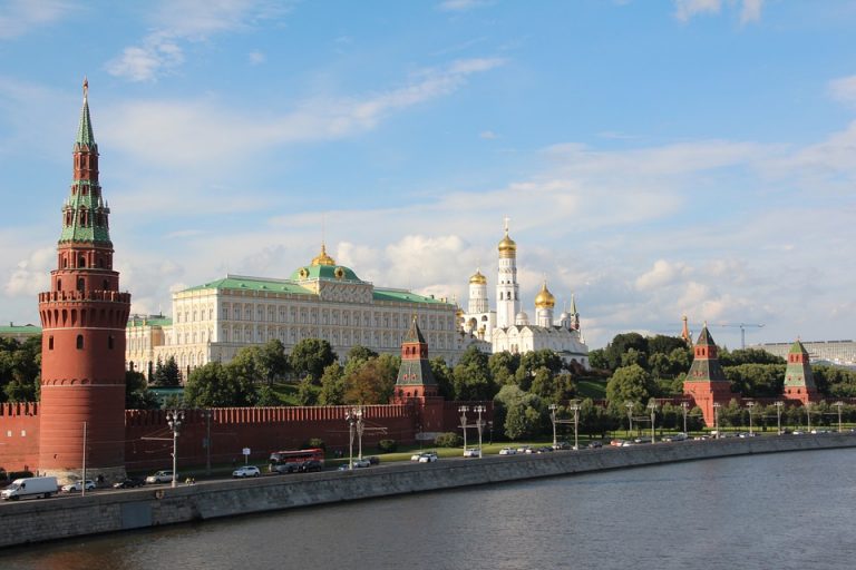 Kreml apeluje do przemysłu: Oszczędzajcie tlen, którego brakuje szpitalom