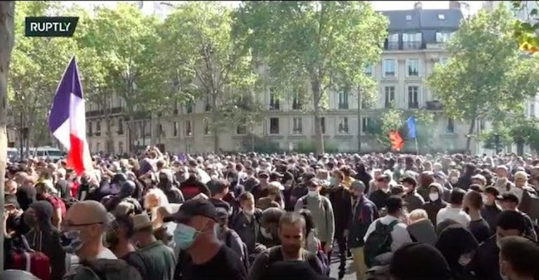 Zamieszki we Francji. Wielotysięczne manifestacje przeciwko paszportom sanitarnym