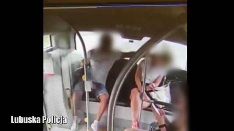 Mieszkaniec Gorzowa bez powodu pobił kobietę w autobusie. Policja publikuje szokujące nagranie