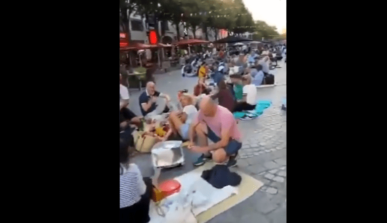 Francuzi pokazują głupotę władzy! Piknikują przed zamkniętymi z powodu restrykcji restauracjami