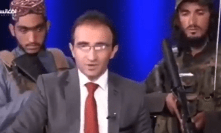 Przerażające nagranie! Talibowie z bronią czuwają nad prezenterem afgańskiej telewizji
