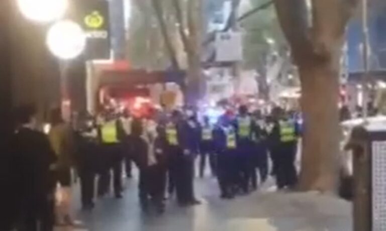 Niewiarygodne! Australijska policja bije człowieka za nagrywanie protestu