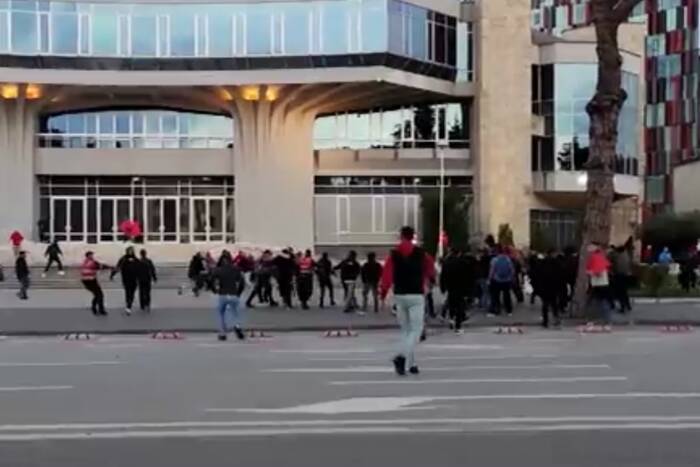 Polscy kibice zaatakowani pod stadionem w Tiranie! WIDEO
