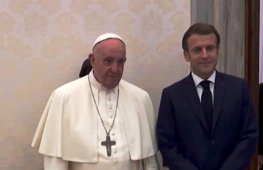 Macron podarował papieżowi książkę. Skradzioną Polakom