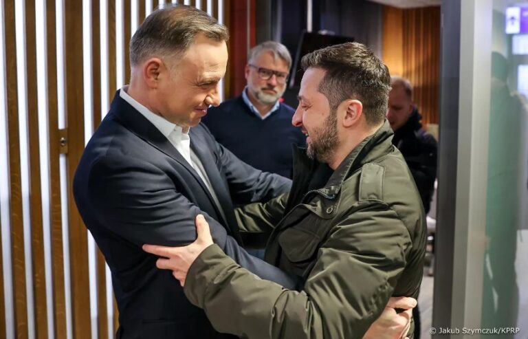 Uściski Dudy i Zełenskiego nad dołami śmierci. UWAGA! Drastyczne treści! Tylko 18+!