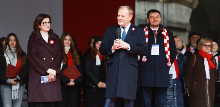 Donald Tusk nie zna hymnu